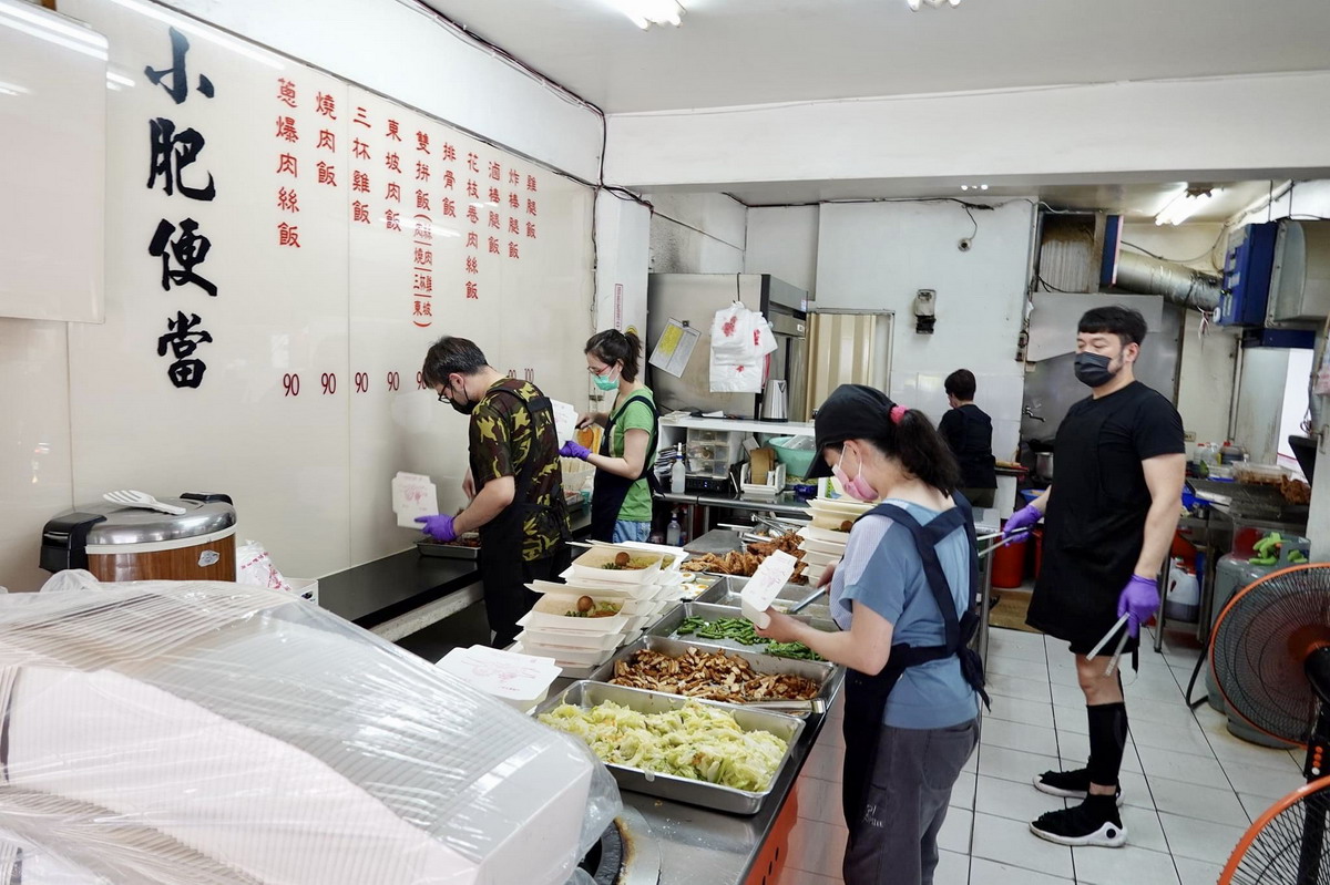 【南京三民站美食】小肥便當 2022：台北90元的排骨飯已經很少了，電視圈熱愛的媽媽味30年老牌便當店 4990