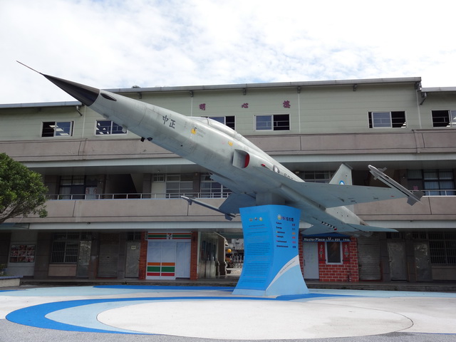 【新北汐止旅遊】白雲國小的 F-5E：國小校園內展示的戰鬥機 1304 @貓大爺