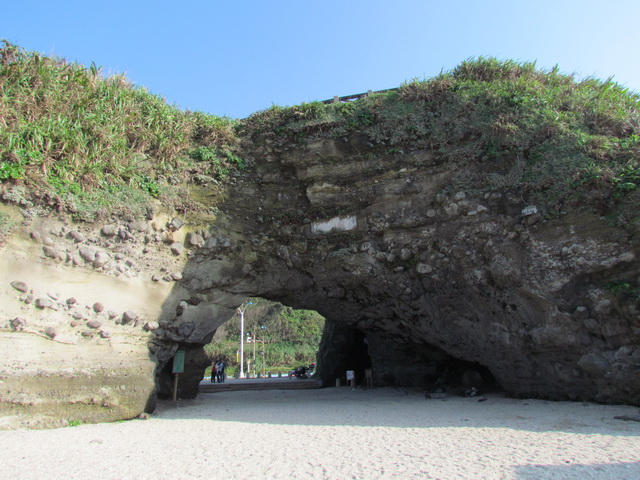 【新北石門旅遊】石門洞：北海岸天然海蝕洞與貝殼砂灘 1398 @貓大爺