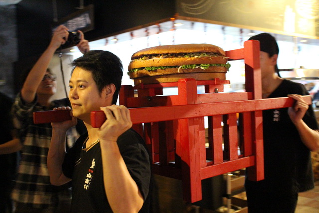 【宜蘭市美食】窯烤山寨村：18吋超巨大漢堡 1791 @貓大爺