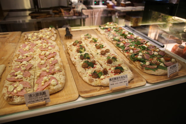 【台北車站美食】披薩樹 PiZZAHOOD：長形又酥脆的美味米蘭式披薩 2433 (停業) @貓大爺