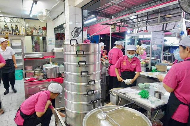 【泰國曼谷美食】水門市場紅大哥水門雞飯(粉紅制服) ：米其林必比登平民美食海南雞飯 3635