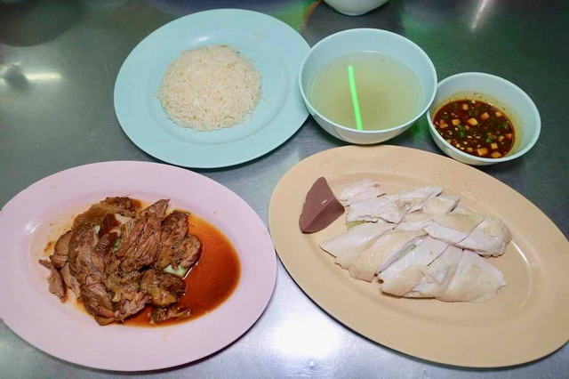 【泰國曼谷美食】水門市場紅大哥水門雞飯(粉紅制服) ：米其林必比登平民美食海南雞飯 3635