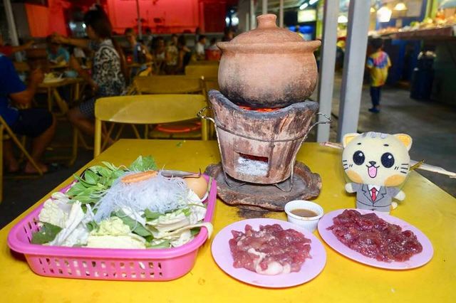 【泰國清萊府旅遊】清萊夜市 Chiang Rai Night Bazaar：吃小陶鍋，聽歌手演唱，每晚營業的夜市 3779 @貓大爺