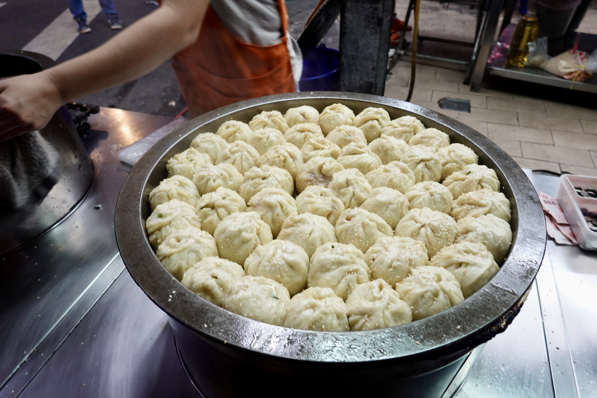 【台北景美站美食】這家老牌生煎包是許多人的回憶與回味，景美上海生煎包：皮薄底脆餡香多汁，景美夜市排隊美食 6019