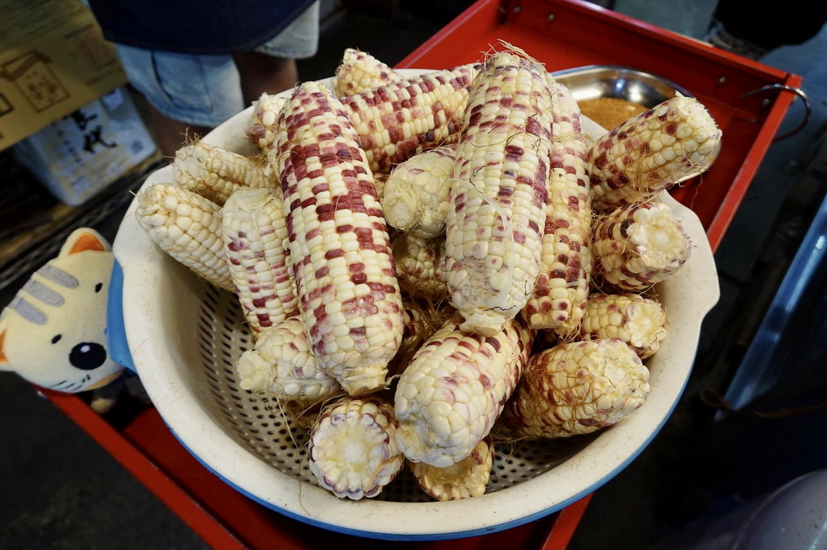 【南機場夜市美食】玉米家烤玉米：來自台中傳統烤玉米，還有可愛店狗坐鎮 4642