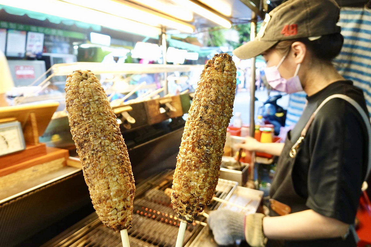【南機場夜市美食】玉米家烤玉米：來自台中傳統烤玉米，還有可愛店狗坐鎮 4642