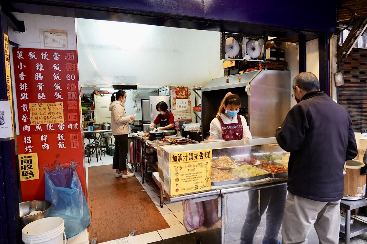 【西門站美食】阿順排骨：台北市中心區最高CP值排骨飯？ 這家隱藏在菜市場中的排骨便當，大排骨+四道配菜只賣90元！真是太佛心了。還有很受歡迎的小雞飯，每到中午必定排隊 4874