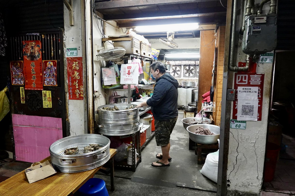 【大安站美食】四喜粽子 2022：台北超好吃傳統湖洲粽子，隱身信維市場的美味冠軍粽 4855 (推薦)