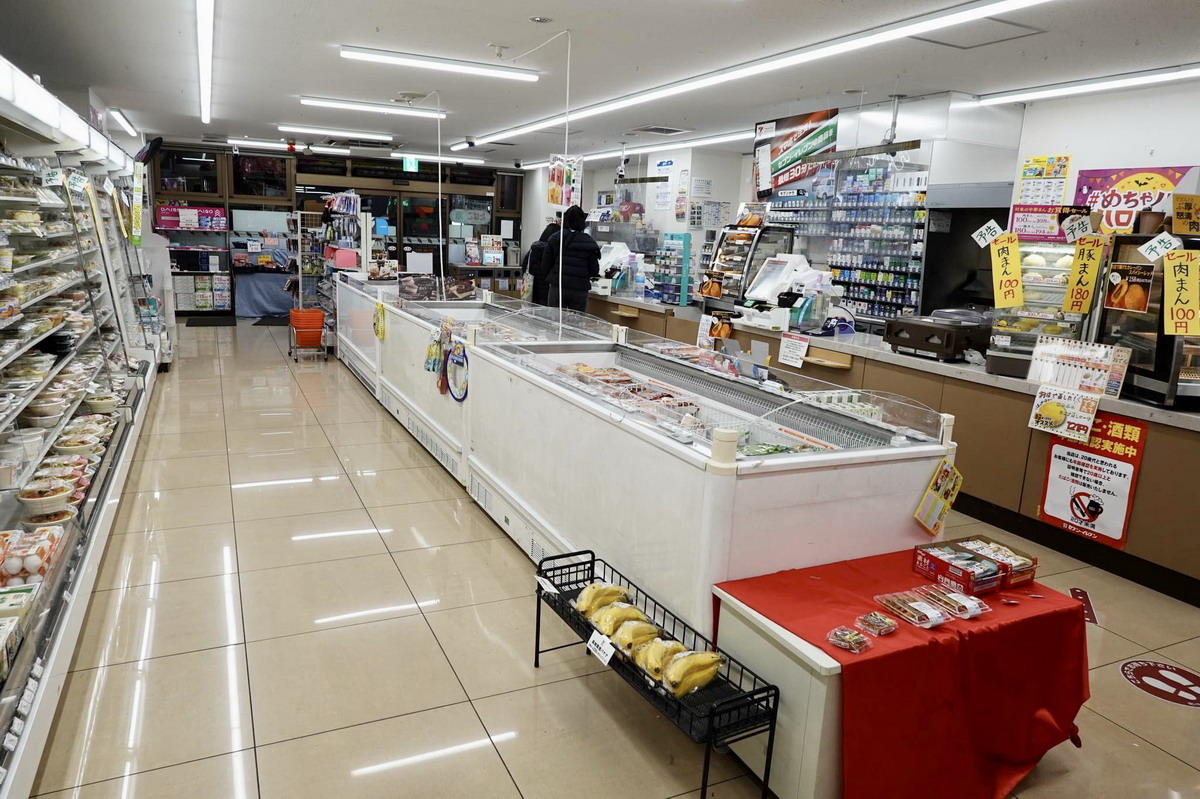 【日本東京旅遊】日本的7-11便利商店 2022：逛小七也是很重要的旅遊行程呢！鮮奶大盒900ml只要150日幣，實在太便宜乾脆買來當水喝 5327