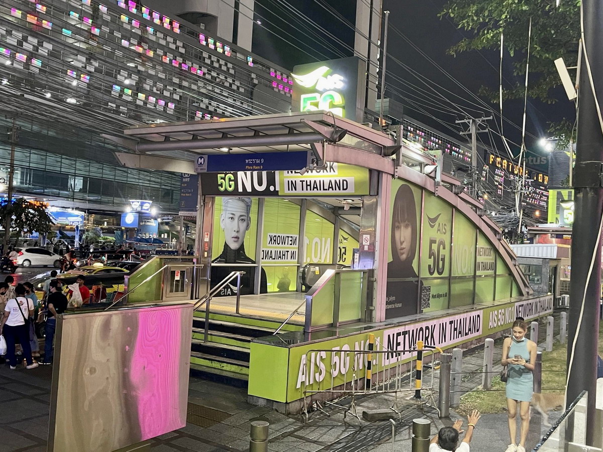 【泰國曼谷旅遊】泰國最紅的水果西施和火山排骨都在這裡，曼谷必逛超熱門新夜市！喬德夜市 JODD FAIRS：鄰近地鐵站交通方便，原拉差達火車夜市團隊經營，吃爆泰國小吃 5335