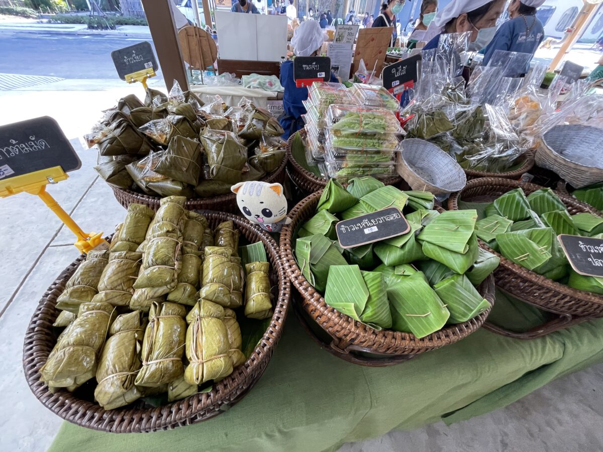 【泰國清邁旅遊】清邁必逛新景點，清邁週末農夫市集 Jing Jai Farmer’s Market 2022：週六週日限定，文創與農夫市集，服飾、手工藝品、手作小物與當地人的美食，好逛好買好吃，來這邊吃個早餐吧！5340