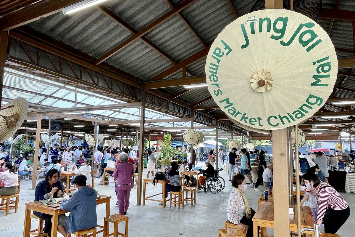 【泰國清邁旅遊】清邁必逛新景點，清邁週末農夫市集 Jing Jai Farmer’s Market 2022：週六週日限定，文創與農夫市集，服飾、手工藝品、手作小物與當地人的美食，好逛好買好吃，來這邊吃個早餐吧！5340 @貓大爺