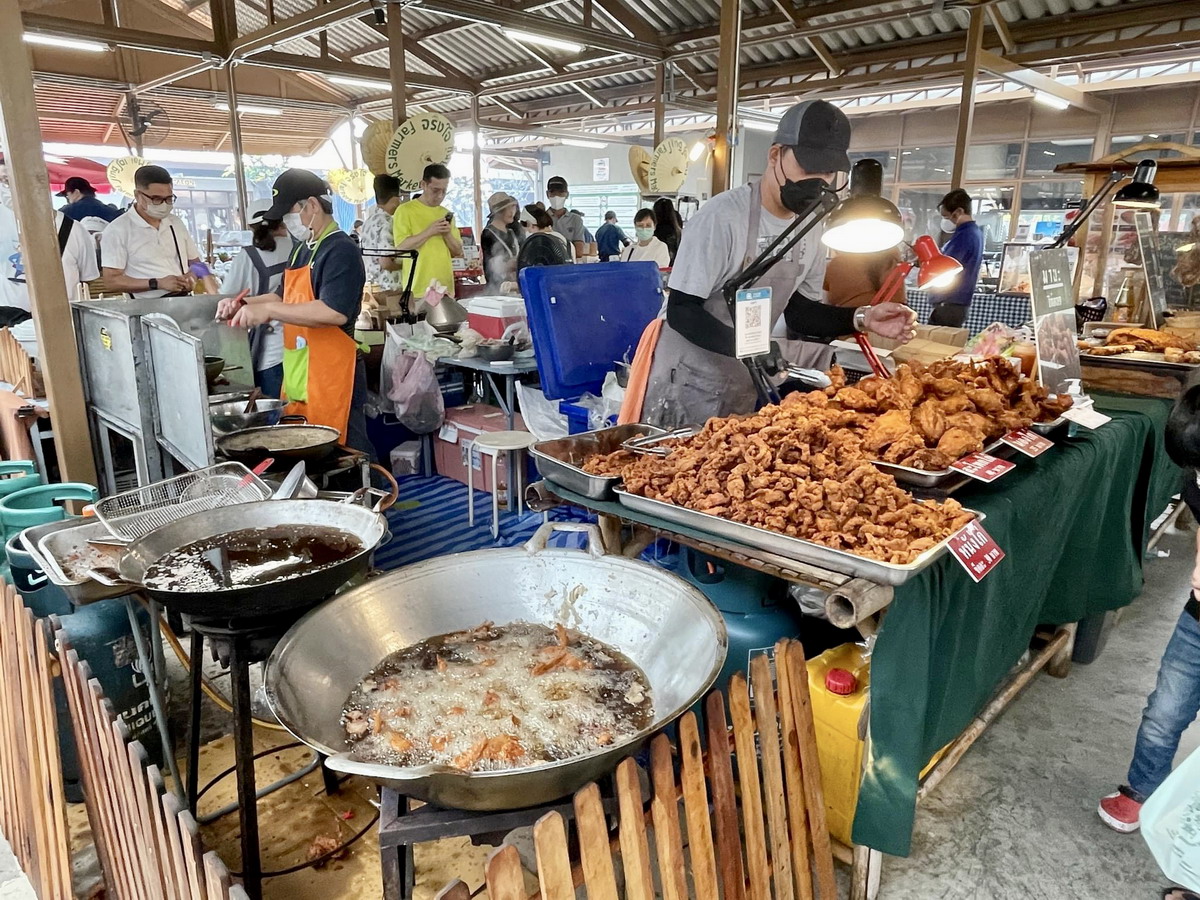 【泰國清邁旅遊】清邁必逛新景點，清邁週末農夫市集 Jing Jai Farmer’s Market：週六週日限定，文創與農夫市集，服飾、手工藝品、手作小物與當地人的美食，好逛好買好吃，來這邊吃個早餐吧！5340