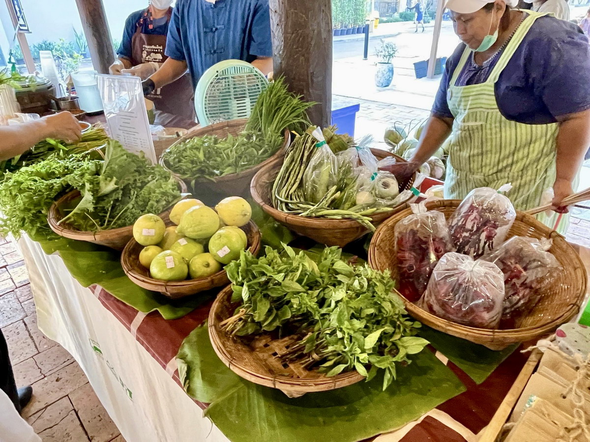 【泰國清邁旅遊】清邁必逛新景點，清邁週末農夫市集 Jing Jai Farmer’s Market：週六週日限定，文創與農夫市集，服飾、手工藝品、手作小物與當地人的美食，好逛好買好吃，來這邊吃個早餐吧！5340