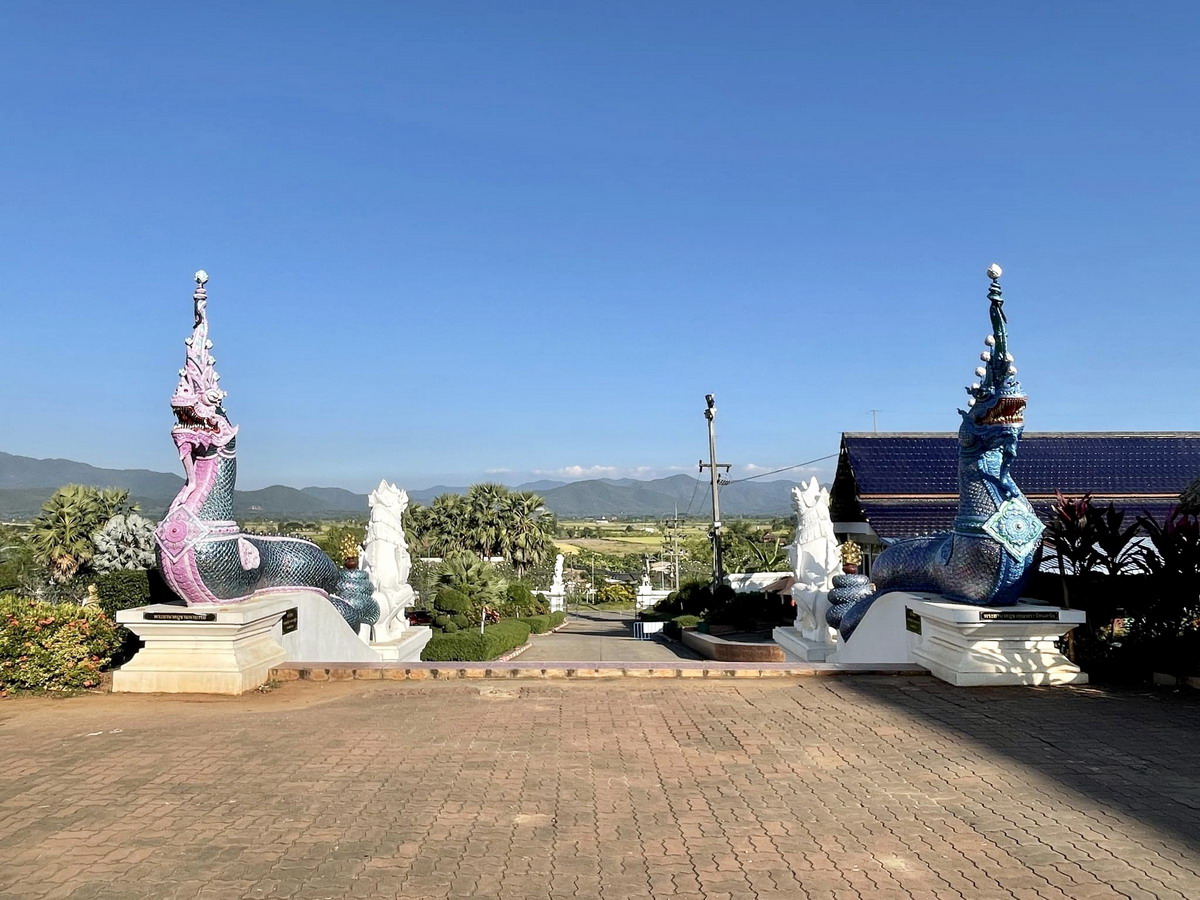 【泰國清邁旅遊】清邁藍廟 Wat Ban Den：佔地12.8萬平方公尺超廣大，藍色屋頂漂亮的寺殿群，莊嚴肅穆好拍照，清邁聞名佛教廟宇 5349