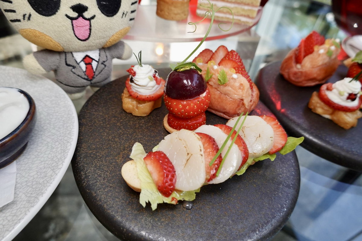 【美食活動】草莓季就是要少女心大噴發啦！滿滿的草莓甜點讓人愛不釋口，台北萬豪酒店大廳酒吧Marriott Taipei Lobby Lounge：期間限定，草莓狂想曲下午茶雙人套餐（至2023/2/28）5400
