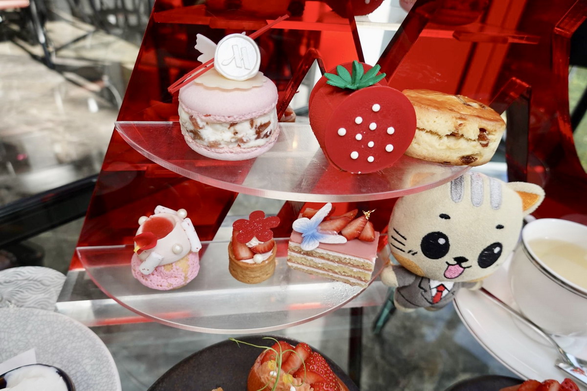 【美食活動】草莓季就是要少女心大噴發啦！滿滿的草莓甜點讓人愛不釋口，台北萬豪酒店大廳酒吧Marriott Taipei Lobby Lounge：期間限定，草莓狂想曲下午茶雙人套餐（至2023/2/28）5400