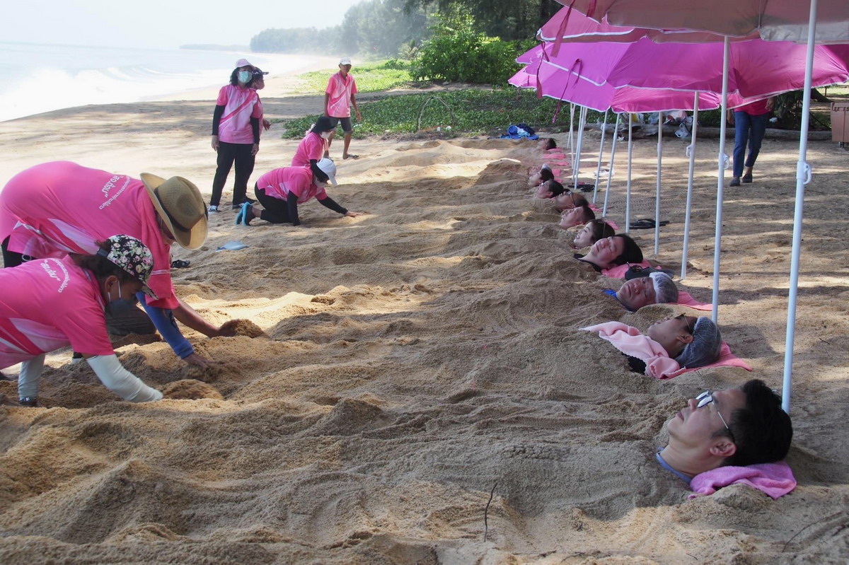 【泰國普吉島旅遊】全部抬去埋了！入土為安！普吉島邁考海灘特色沙浴體驗 Mai Khao Beach’s Sand Spa 2023：奇妙的沙浴、海灘跑道頭看飛機降落、還可享用當地美食 5723