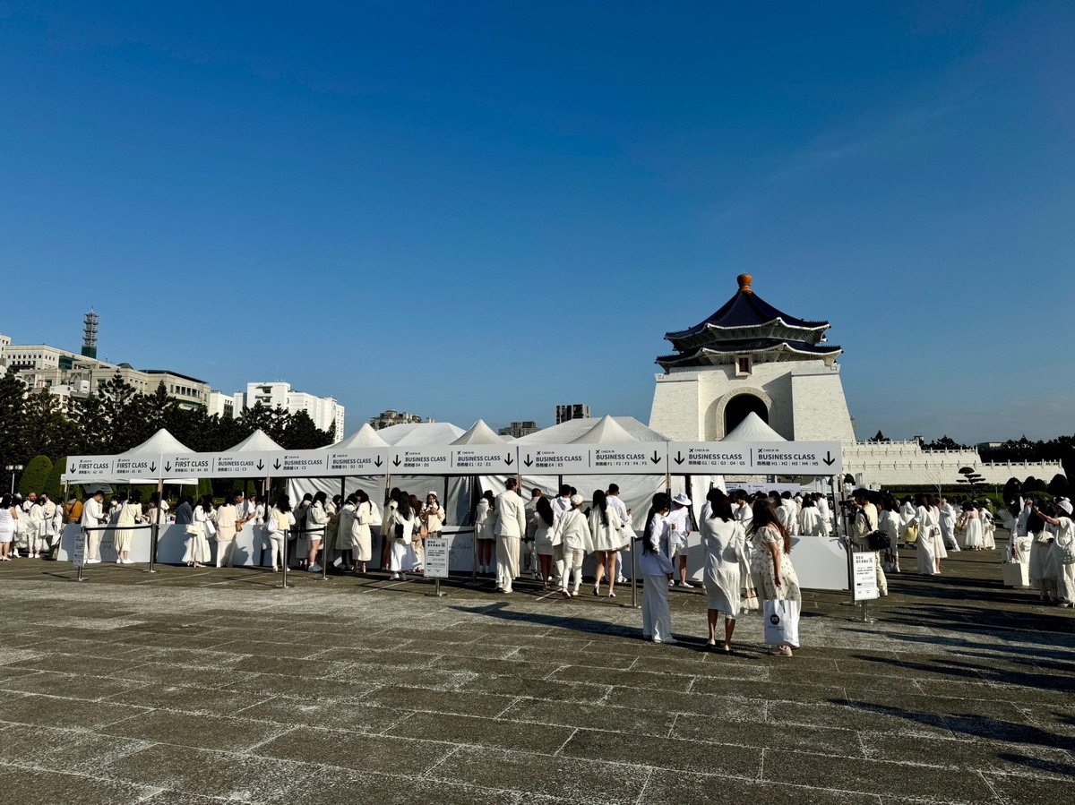 【美食活動】台北國際白色野餐派對 Diner en Blanc 2023：千人身穿全白服裝一起在中正紀念堂廣場野餐，真是太有趣的活動！難怪門票秒殺，明年也要努力搶票！5976