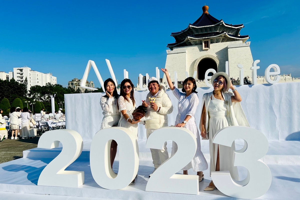【美食活動】台北國際白色野餐派對 Diner en Blanc 2023：千人身穿全白服裝一起在中正紀念堂廣場野餐，真是太有趣的活動！難怪門票秒殺，明年也要努力搶票！5976 @貓大爺