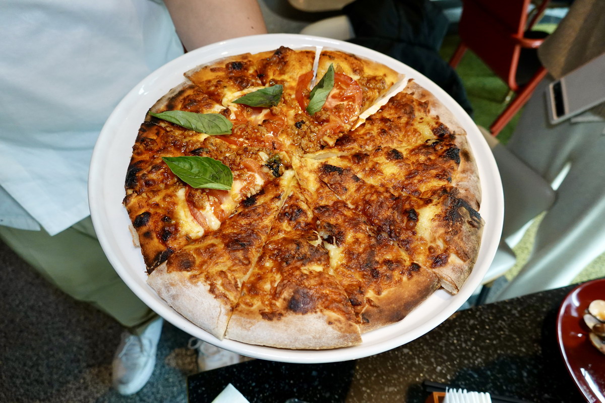 【台北劍南站美食】泰市場吃到飽自助餐廳 2024：回歸市場還升級更多菜色，實現干貝自由、有炸榴槤和榴槤披薩，價錢很可以 6227　